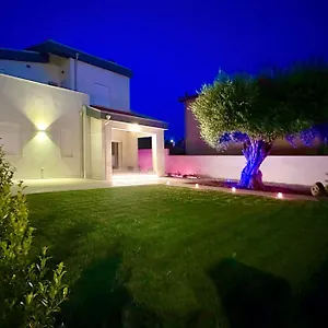 https://villa-noga-09047.in-sardinia.net